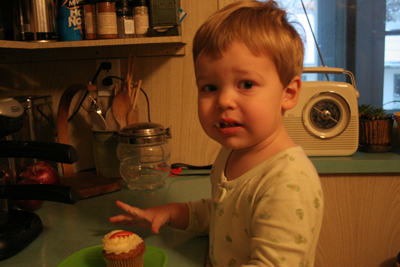 gus_cake_120605.jpg