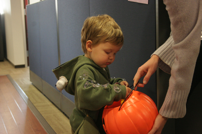 gus_tricktreat_103105.jpg